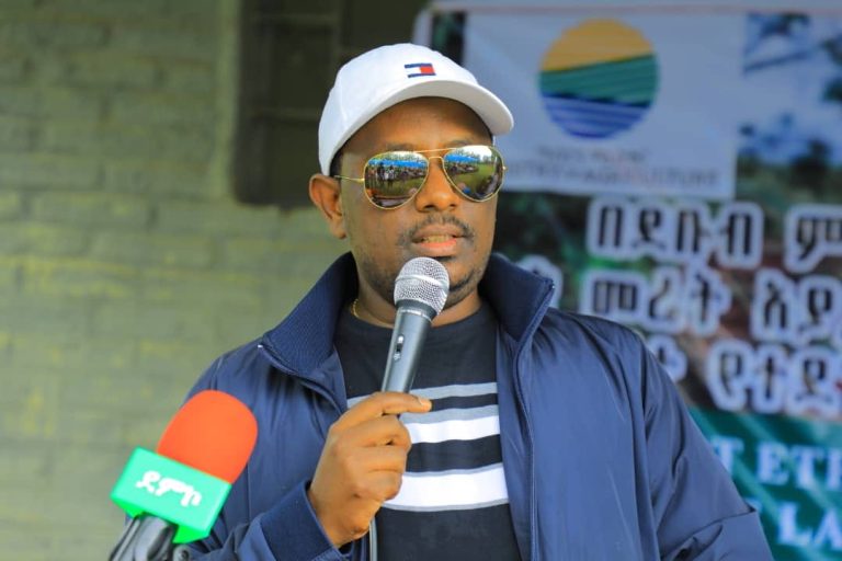 በካርታ የተደገፈ የገጠር መሬት የይዞታ ማረጋገጫ ደብተር ለአርሶአደሮች ተሰጠ።