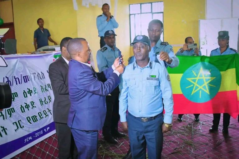 በደቡብ ምዕራብ ኢትዮጵያ ክልል ፖሊስ ኮሚሽን ለ6 ፖሊስ መኮንኖች የረዳት ኮሚሽነርነት የማዕረግ ዕድገት ተሰጣቸዉ።