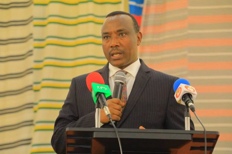 ቋሚ የሥራ ዕድል በመፍጠር የዜጎችን ህይወት በዘላቂነት ለማሻሻል ትኩረት መስጠት ይገባል።