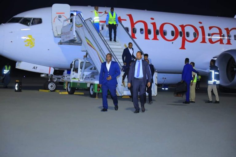 የደቡብ ምዕራብ ኢትዮጵያ ህዝቦች ክልል ርዕሰ መስተዳድር ዶ/ር ኢንጂነር ነጋሽ ዋጌሾና የኢፌዲሪ ገንዘብ ሚኒስትር አቶ አህመድ ሽዴ ሀዋሳ ከተማ ገቡ