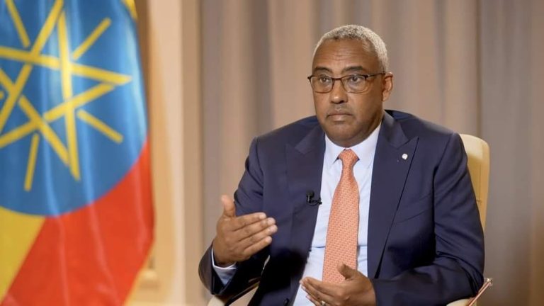 ለአቶ ደመቀ መኮንን የጀግና ሽልማት ተበረከተላቸው::