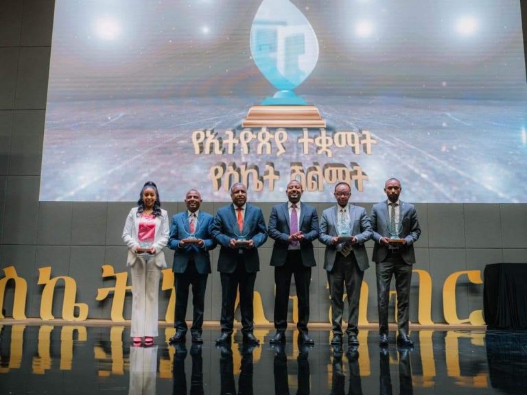 ጠቅላይ ሚኒስትር ዐቢይ አሕመድ(ዶ/ር) ለአምስት ተቋማት ‘የኢትዮጵያ ተቋማት ስኬት ሽልማትን’ አበረከቱ