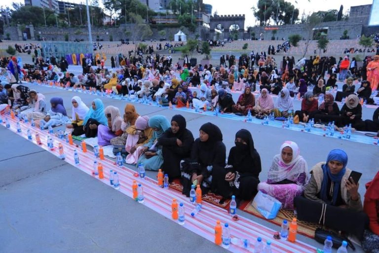 ታላቁ የጎዳና ላይ ኢፍጣር መርኃ ግብር እየተካሄደ ነው::