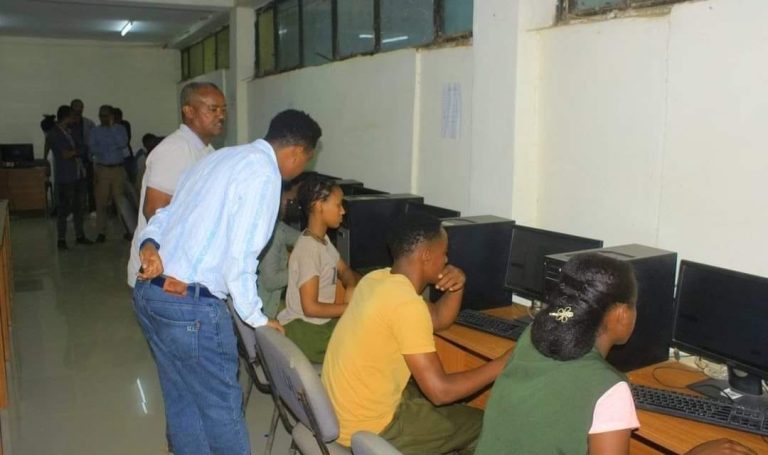 በሚዛን አማን ከተማ አስተዳደር የ12ኛ ክፍል ተፈታኝ ተማሪዎች የሚዛን ቴፒ ዩኒቨርሲቲ ያዘጋጀውን ሞዴል የኦንላይን ፈተና እየወሰዱ መሆኑ ተገለጸ።