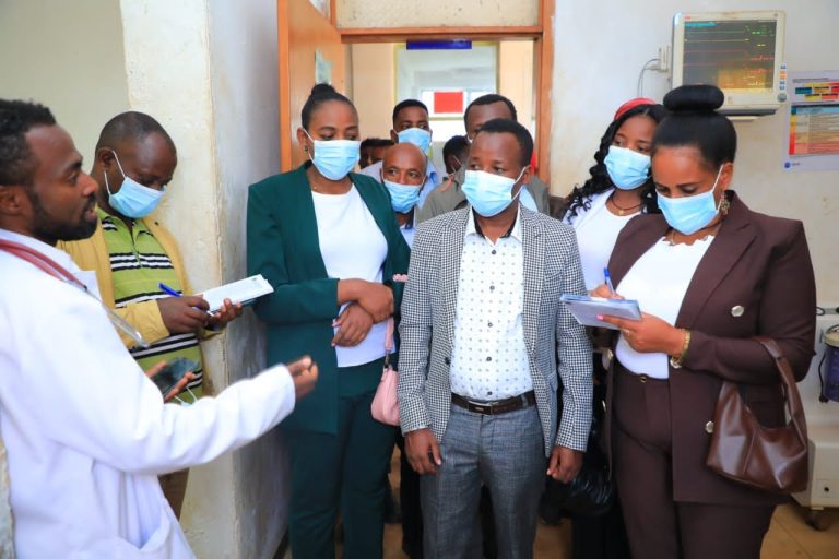 በክልሉ ምክር ቤት አፈ ጉባኤ የተመሩ የምክር ቤቱ ቋሚ ኮሚቴ አባላት የገብረፃዲቅ ሻዎ አጠቃላይ ሆስፒታልን ጎበኙ::