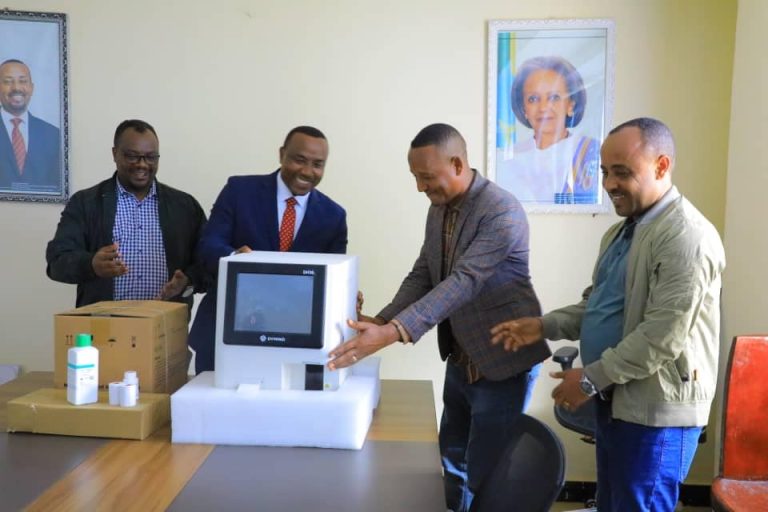ለአዲዮ ካካ የመጀመሪያ ደረጃ ሆስፒታል ግምቱ 500 ሺህ ብር የሚጠጋ የደም መመርመሪያ ማሽን ድጋፍ ተደረገ ።