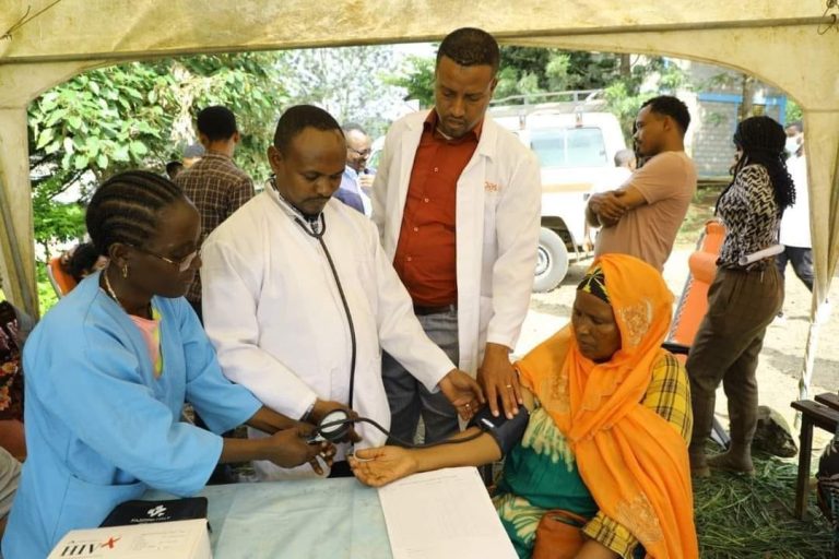 “በጎነት ለጤንነት” በሚል መሪ ቃል የ2016 ዓ.ም የክረምት በጎ ፈቃድ አገልግሎት ነፃ የህክምና አገልግሎት ማስጀመሪያ ፕሮግራም በካፋ ዞን ገብረ ፃዲቅ ሻዎ አጠቃላይ ሆስፒታል ተካሂዷል።