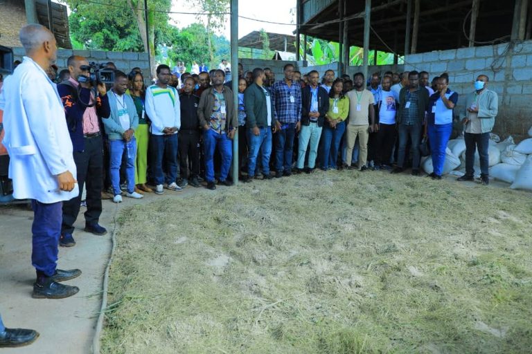 ሠልጣኝ አመራሮች የተለያዩ የልማትእና የኢንቨስትመንት ስራዎችን እየጎበኙ ይገኛል።