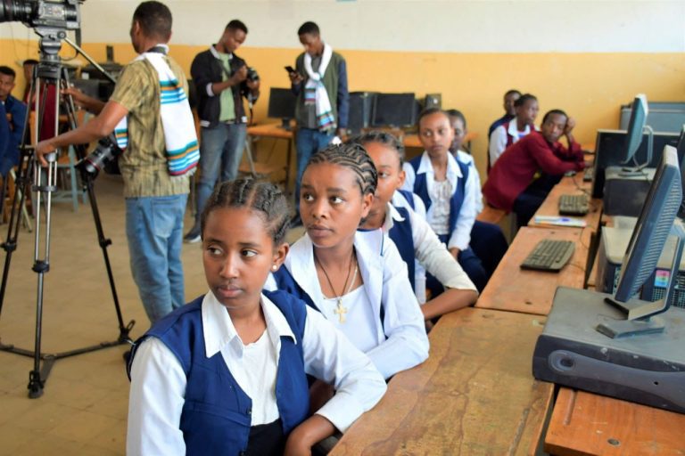 ተማሪዎች ከቀለም ትምህርት ጎን ለጎን በሙያዊ ዕውቀት እንዲጎለብቱ እየተሰራ እንደሚገኝ ተገለጸ