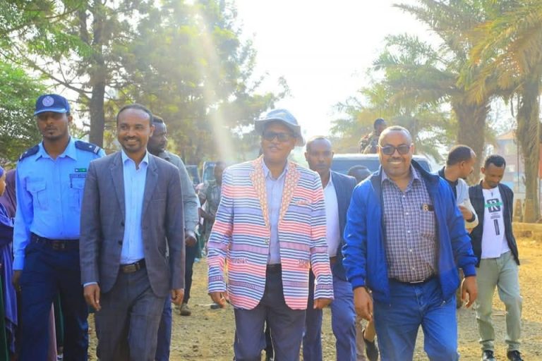የኢፌዲሪ መንግስት ኮሙኒኬሽን አገልግሎት ሚኒስትር ዶክተር ለገሰ ቱሉ በሸካ ዞን የተለያዩ የልማት ስራዎችን እየጎበኙ ይገኛሉ