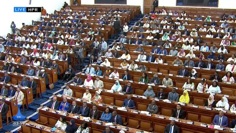 የህዝብ ተወካዮች ምክር ቤት አባላት ለጠቅላይ ሚኒስትር ዐቢይ አሕመድ (ዶ/ር) ካቀረቧቸው ጥያቄዎች እና አስተያየቶች መካከል:-